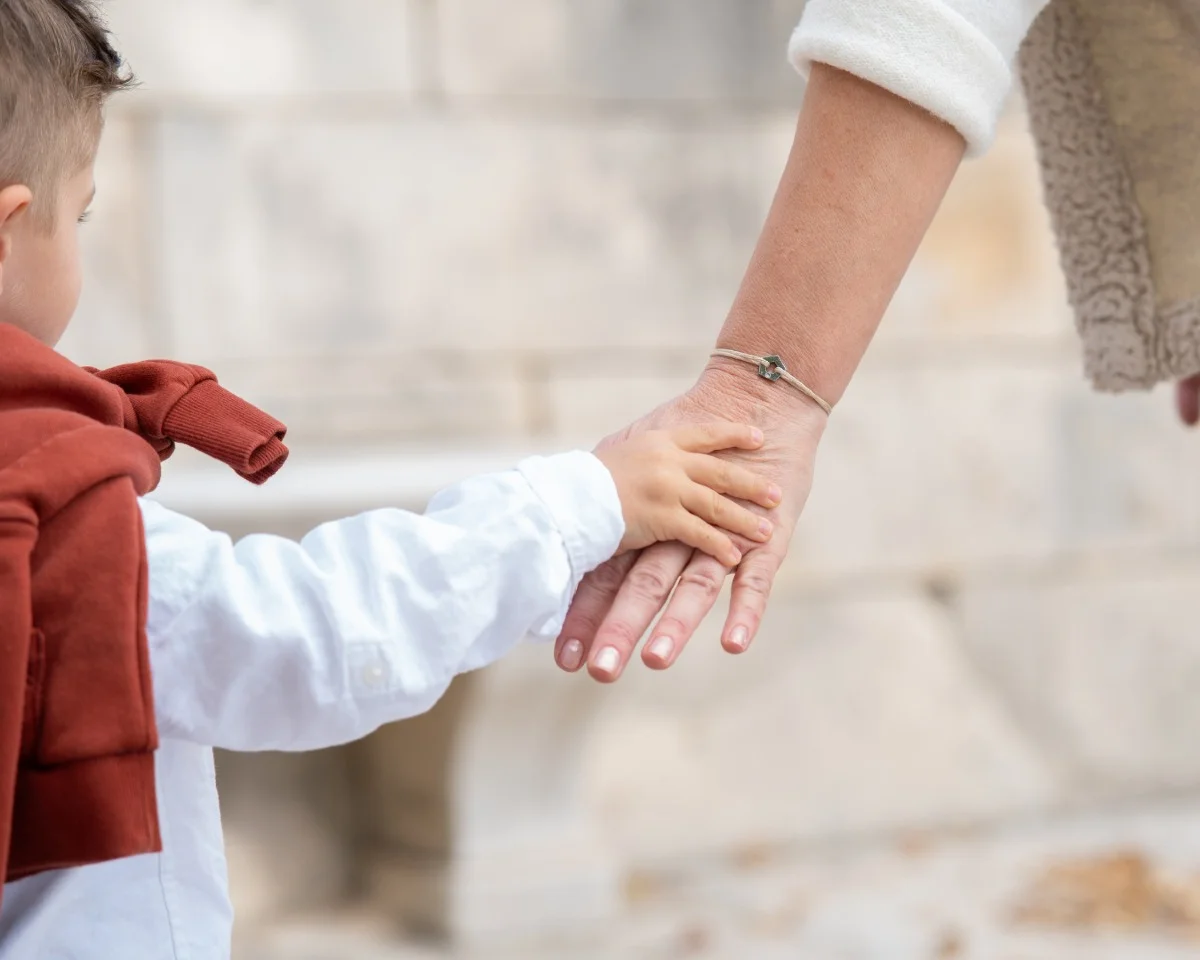 Famille portant des bijoux Deuxbrins avec ADN, symbolisant le lien familial et l'amour préservé